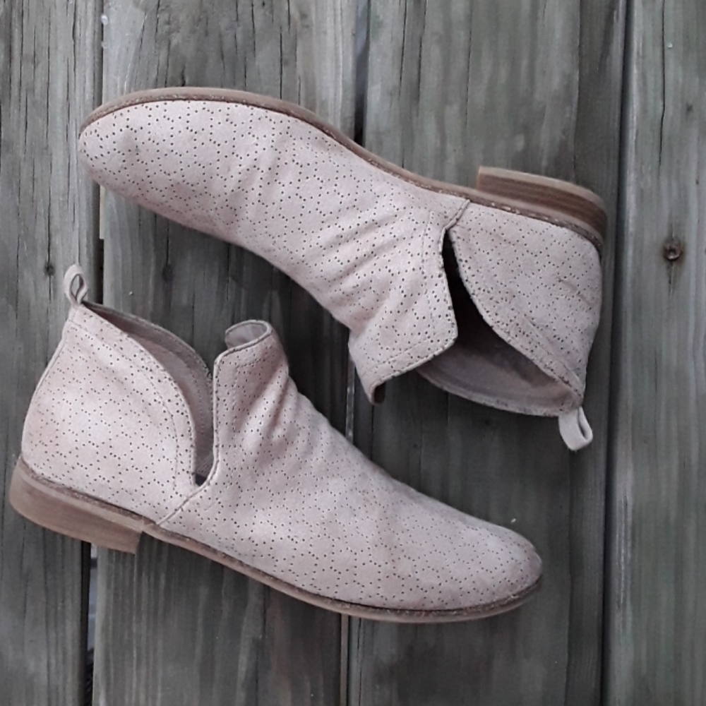 Womans tan suede like botties